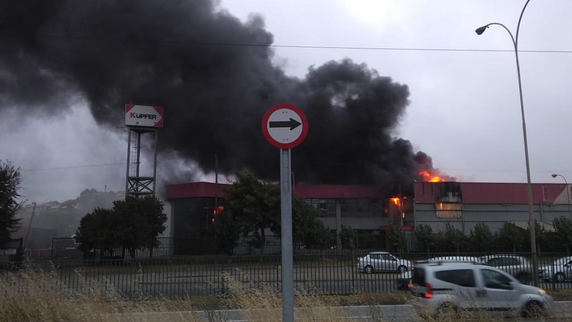 Incendio afecta a empresa Küpfer en Concepción