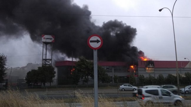 Incendio afecta a empresa Küpfer en Concepción