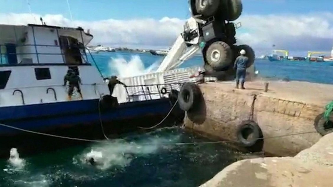Ecuador trabaja en contener contaminación por hundimiento de barcazaaccidente entre barxasas