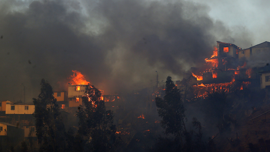 Investigan intencionalidad del incendio en el cerro Rocuant de Valparaíso