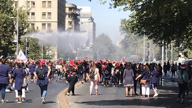 Carabineros dispersó protesta de educadoras de párvulos frente a La Moneda