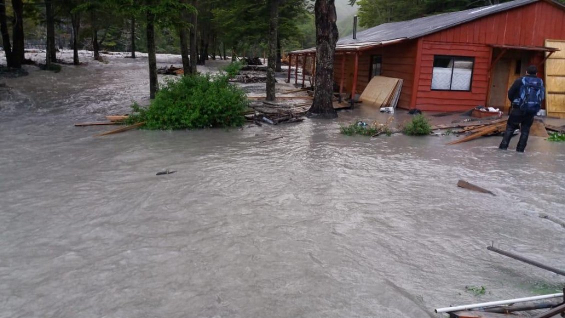 Vecinos de Villa O'Higgins fueron rescatados tras inundaciones por crecida del río Mosco