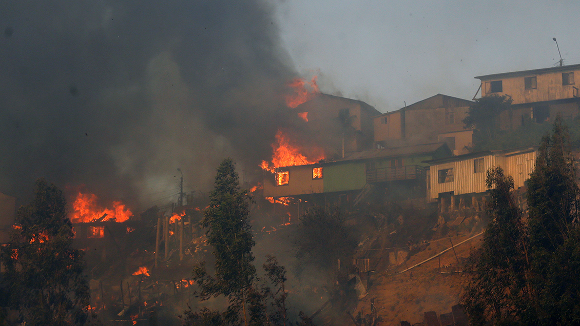 Más de 100 casas afectadas por incendio en el cerro Rocuant de Valparaíso
