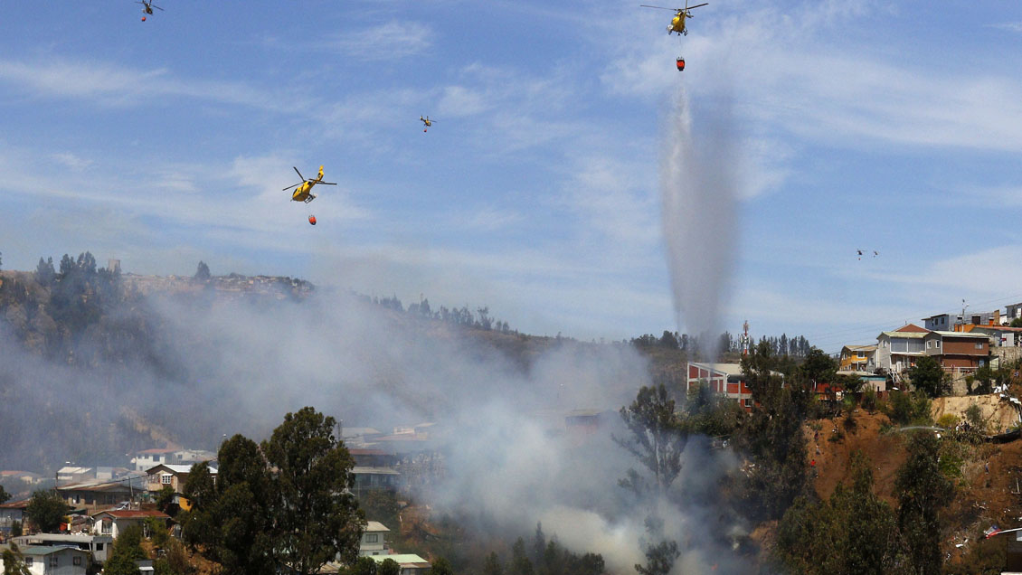 El combate del incendio forestal en cerro Rocuant en Valparaíso
