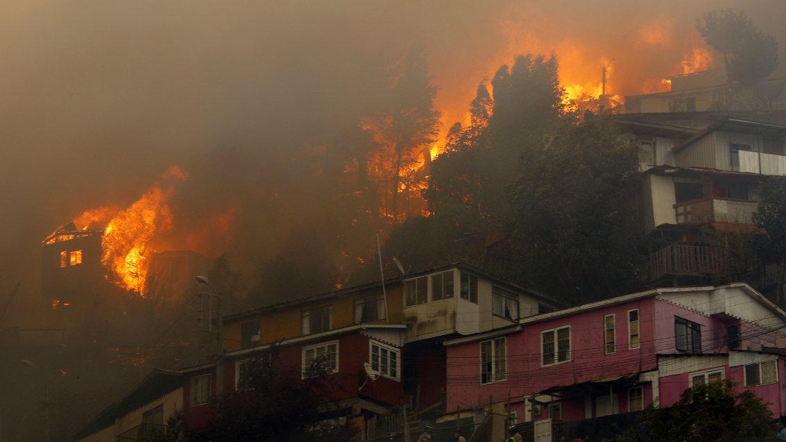 Incendio en Valparaíso: Gobierno anuncia querella y acusa 