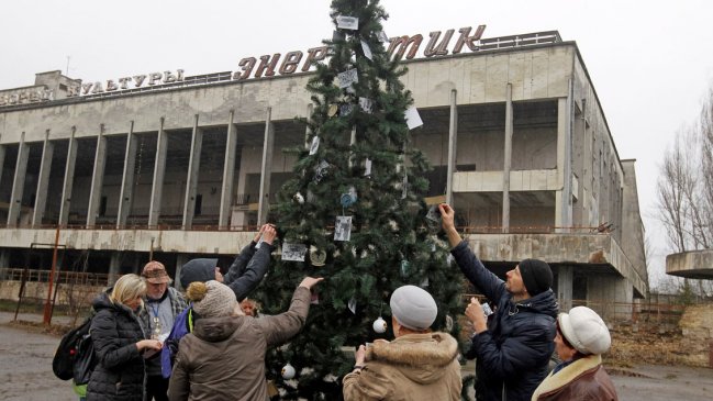 Antiguos habitantes levantaron primer árbol de Navidad en Prípiat desde el accidente de Chernóbil