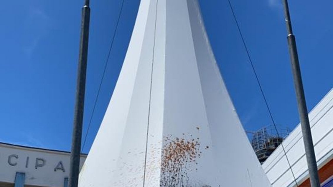 Con pintura dañaron el árbol de navidad en la ciudad de Puerto Montt