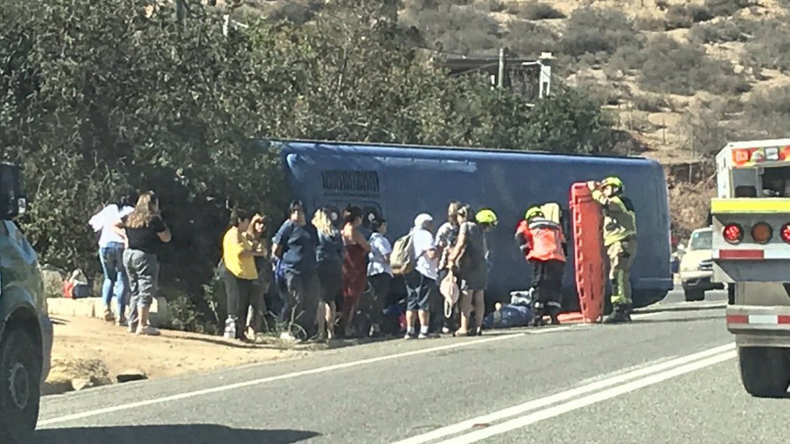 Bus con al menos 20 pasajeros volcó en la Cuesta La Dormida