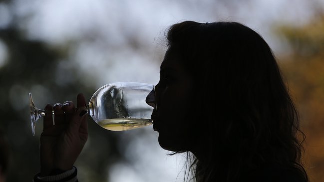 Uno de cada 10 chilenos presenta un consumo riesgoso de alcohol