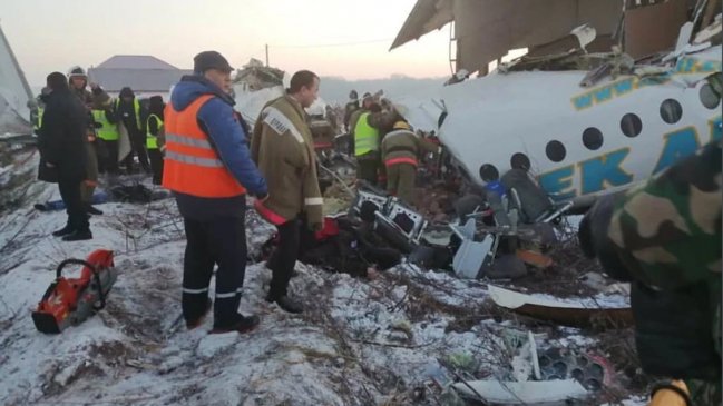  Al menos 15 muertos al estrellarse avión de pasajeros en Kazajistán  