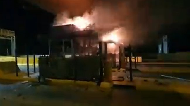 Desconocidos queman tres casetas de peaje en la Autopista del Sol