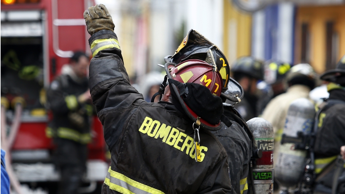 Incendio afectó a dependencias de la Universidad Pedro de Valdivia cerca de Plaza Italia