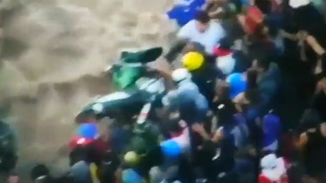 Gobierno se querelló contra dos personas por la moto policial lanzada al Río Mapocho