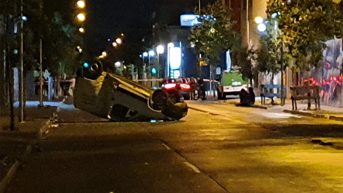 Un muerto tras chocar y volcar un furgón en Santiago Centro