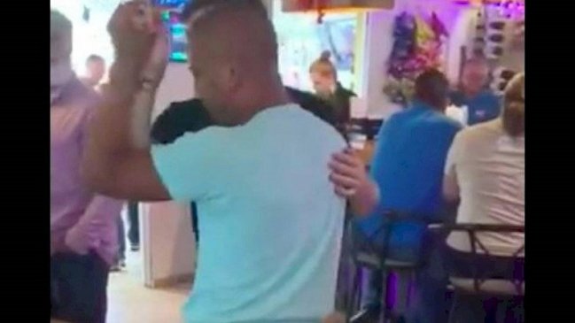  Pareja gay fue expulsada de un bar por bailar  