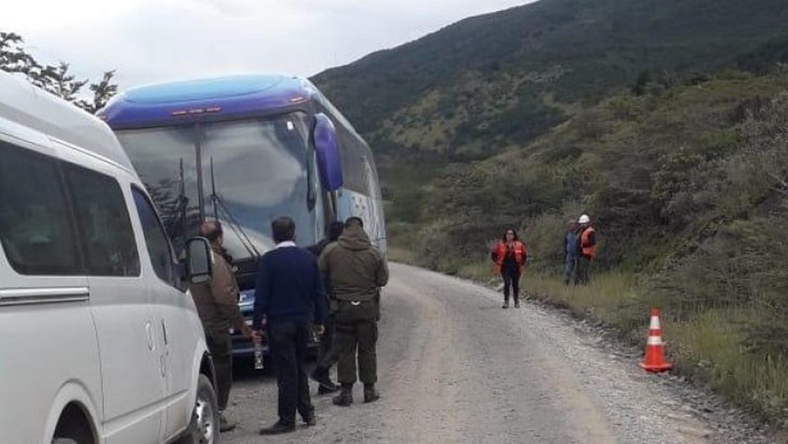 Colisión frontal camino al Parque Nacional Torres del Paine dejó 14 lesionados