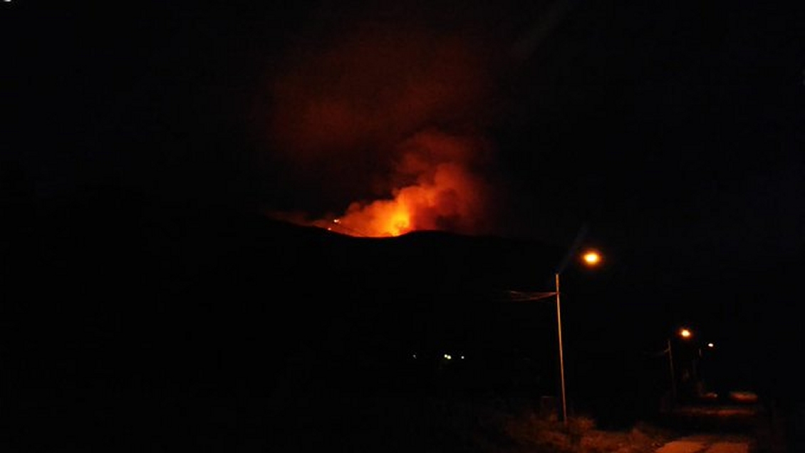 Realizan evacuación de viviendas por incendio forestal en Coltauco