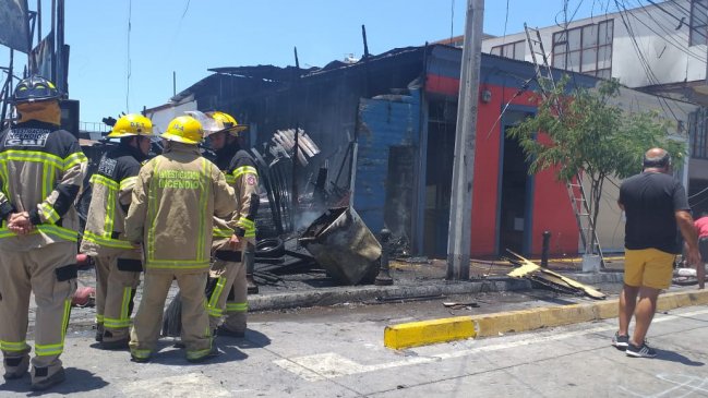 Incendio destruyó vivienda y afectó local comercial en Iquique