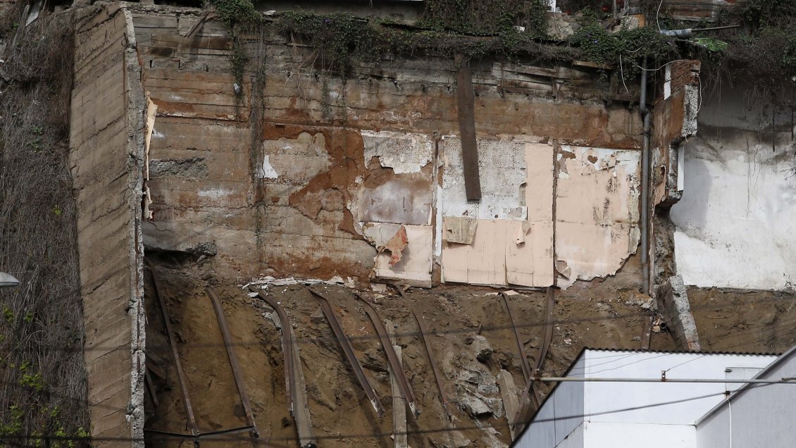 Colapso de un muro dejó al menos cinco fallecidos en Ecuador