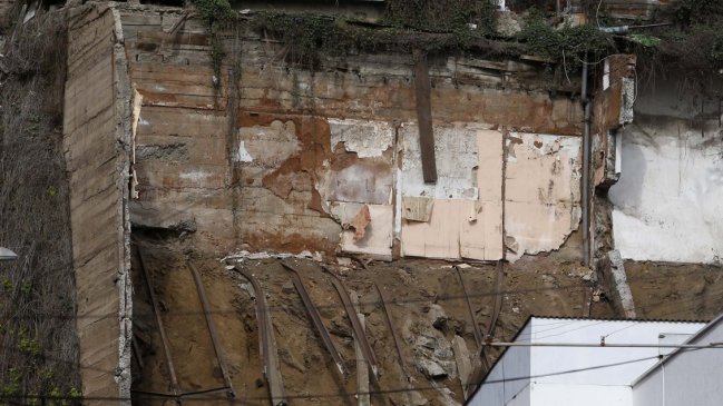 Colapso de un muro dejó al menos cinco fallecidos en Ecuador