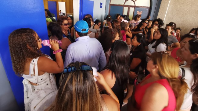 Gremio de la educación de Arica protestó en la municipalidad por retraso en el pago de bonos