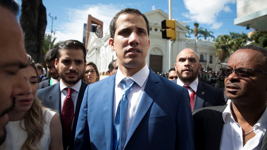 Guaidó fue reelegido como líder del Parlamento en una sesión paralela
