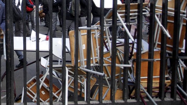 Dos liceos de Copiapó en que se rendirá la PSU amanecieron en toma