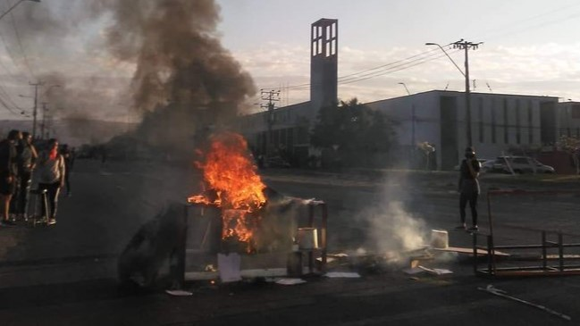 Liceo A-1 de Arica amaneció tomado por encapuchados previo a la prueba PSU