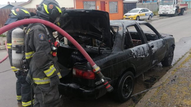Auto robado ayer en Punta Arenas apareció hoy envuelto en llamas