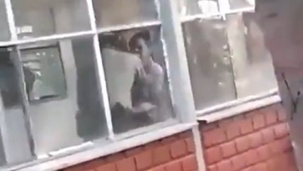   Protestas anti PSU: Joven pateó a un carabinero y éste le respondió con un combo 