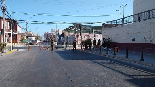 Carabineros resguarda con vallas papales liceo sede de la PSU en Iquique