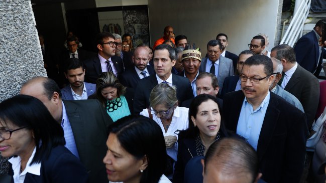 Guaidó y diputados opositores ingresan por la fuerza al Parlamento