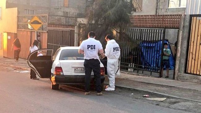 Antofagasta: Joven murió tras chocar su auto contra un árbol, pero tenía heridas de bala