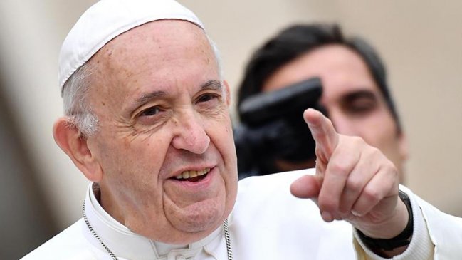 Papa bromeó con una monja: 