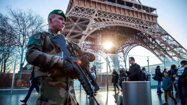 La Torre Eiffel no abrirá sus puertas por la huelga contra la reforma de pensiones en Francia