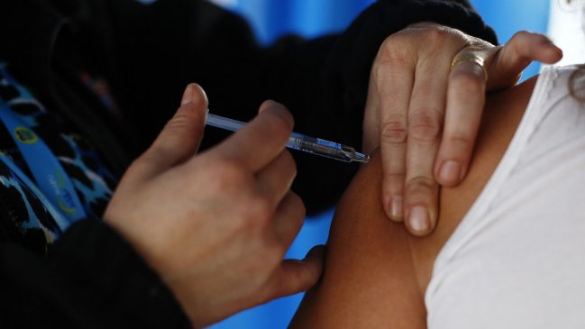 Cómo viajar protegido: Las vacunas que hay que colocarse para salir de Chile