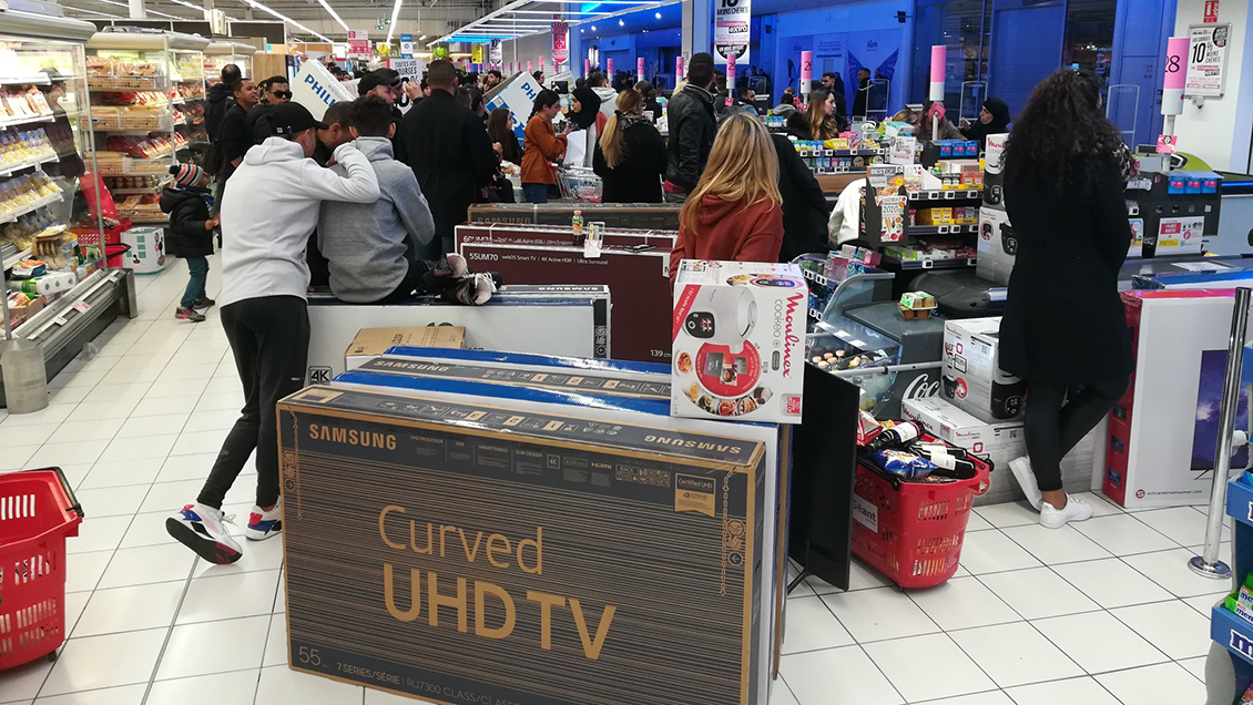 Falsa oferta de televisores a 25 mil pesos causó caos en supermercado francés