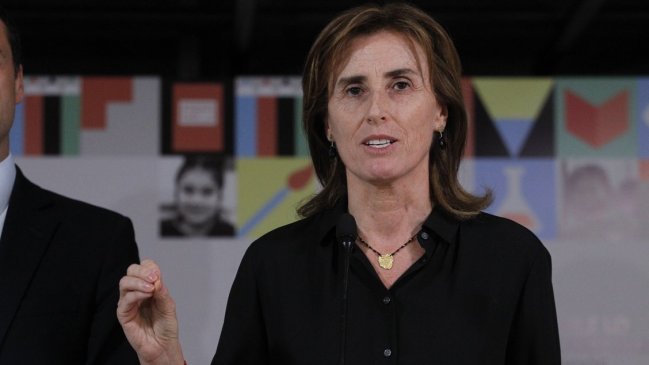 Cubillos se querelló por afiche en que es apuntada con una pistola