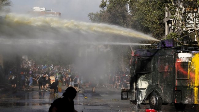 Ministerio Público investiga líquido amarillento descargado por el carro lanzaagua en Plaza Italia