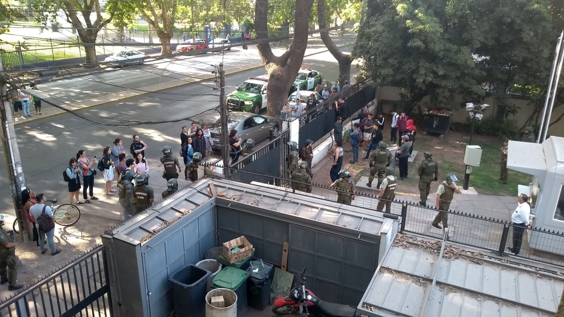 Cones se tomó la sede del Demre: Exigen fin de la PSU y renuncia de ministra Cubillos