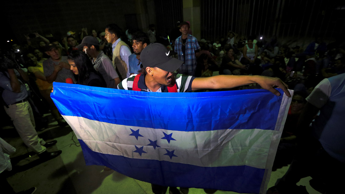 Cientos de inmigrantes hondureños salieron en caravana rumbo a Estados Unidos
