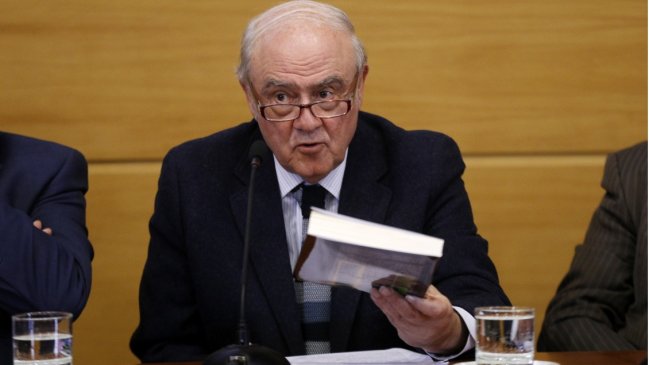 Agustín Squella y el 6% de Piñera: Es grave, pero los gobernantes no se cambian por encuestas