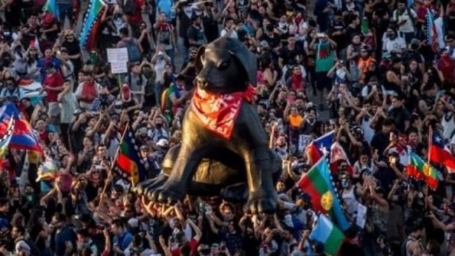 Estatua de perro de las manifestaciones fue arrastrada y destrozada