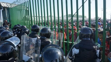  Migrantes con rumbo a EE.UU. forcejean con policías tras llegar a frontera de México  