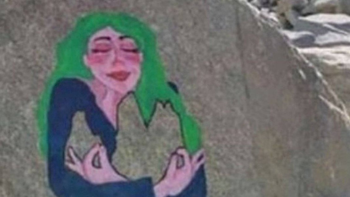 Sorprenden a otro turista borrando pintura cercana al polémico dibujo en las Torres del Paine