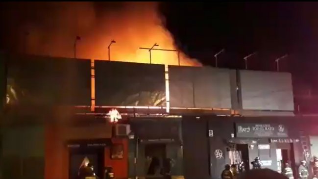 Incendio en Ñuñoa dejó a cuatro familias damnificadas y seis locales comerciales destruidos
