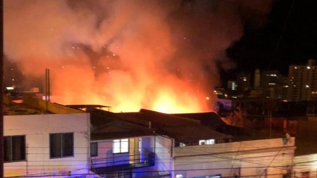 Antofagasta: Dos adultos mayores murieron en incendio que consumió tres casas