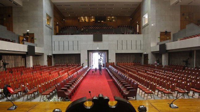 Senado se querellará contra presunto ladrón que se escondió en su interior