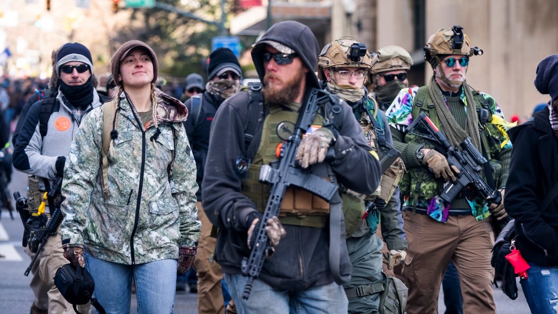Miles de estadounidenses protestaron armados contra las restricciones y los demócratas