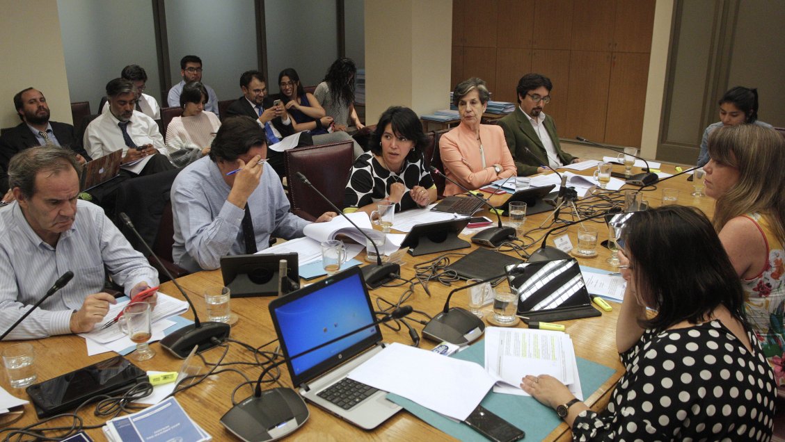 Comisiones de Constitución y Mujeres del Senado aprobaron paridad de género